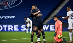 Kylian Mbappe dans les bras d'Angel Di Maria après avoir inscrit le 2e but du PSG contre Strasbourg au Parc des Princes, le 23 décembre 2020