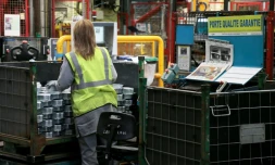 Dans une usine Peugeot Citroen à Saint-Ouen le 14 janvier 2014