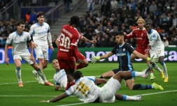 Un centre du joueur de Liverpool Jeremie Frimpong est dévié dans son propre but par le gardien de l'OM Geronimo Rulli, en Ligue des champions, le 21 janvier 2026 au Vélodrome