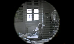 Un patient atteint du Covid-19 dans sa chambre de l'hĂŽpital Cochin de l'AP-HP, Ă Paris, le 18 mars 2021