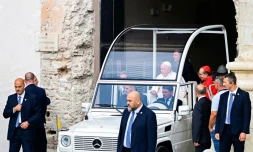 Le pape François à bord de la papamobile après une brève visite de la cathédrale du Duomo à L'Aquila, le 28 août 2022 lors d'une visite d'une journée dans la capitale des Abruzzes frappée par le tremblement de terre de 2009.