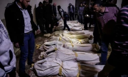 Les corps de victimes d'un bombardement du gouvernement, le 3 avril 2017, à Douma, en Syrie