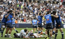 Les joueurs de Castres se congratulent après leur qualification pour la finale de Top 14 en battant le Racing 92, le 26 mai 2018