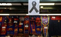 Ruban noir en signe de deuil dans un kiosque de Barcelone, où sont vendues des écharpes du FC Barcelone, le 18 août 2017
