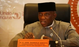 Bankole Adeoye, dirigeant du Conseil de paix et de sécurité, fait une déclaration, le 6 février 2022 au siège de l'UA à Addis Abeba, en Ethiopie