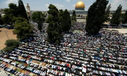 Des musulmans palestiniens prennent part à la première prière du vendredi du mois sacré de ramadan sur l'esplanade des Mosquées à Jérusalem, le 2 juin 2017