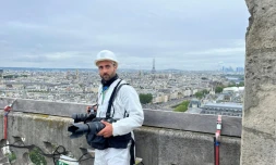 Le photographe de l'Agence France-Presse Julien De Rosa sur une tour de Notre-Dame avant la cérémonie d'ouverture des JO, le 26 juillet 2024 à Paris