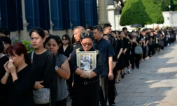 Des Thaïlandais habillés en noir font la queue pour rendre un dernier hommage à leur défunt roi Bhumibol Adulyadej, au Grand Palais de Bangkok, le 14 octobre 2016.