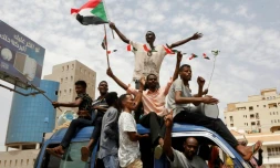Des Soudanais célÚbrent l'accord entre la contestation et les militaires, à Khartoum, le 5 juillet 2019