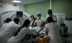 Des personnels médicaux préparent un patient placé sous respiration artificielle atteint du Covid-19 pour un examen à l'hÎpital André-Grégoire à Montreuil, en Seine-Saint-Denis, le 14 décembre 2021