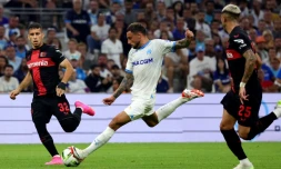 Le défenseur de Marseille Jonathan Clauss (au centre) lors de la rencontre amicale de l'OM contre le Bayer Leverkusen au Stade Vélodrome le 2 août 2023