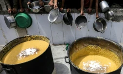 Distribution de nourriture à Beit Lahia, dans le nord de la bande de Gaza, le 24 avril 2025