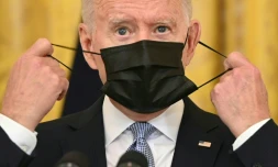 Le président américain Joe Biden enlève son masque avant un discours à la Maison Blanche, le 29 juillet 2021