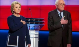 Les deux candidats à la primaire démocrate, Hillary Clinton (gauche) et Bernie Sanders (droite), avant un débat à Flint, Michigan, le 6 mars 2016