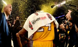 Kobe Bryant après son dernier match face aux Utah Jazz, le 13 avril 2016 à Los Angeles