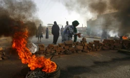 Des manifestants soudanais font brûler des pneus et érigent des barricades, le 3 juin 2019 à Khartoum