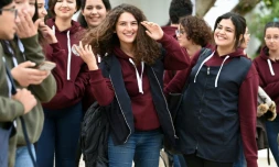 Siwar Tebourbi (c) entourée par d'autres lycéennes, le 30 novembre 2017 à Bizerte, en Tunisie