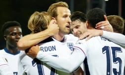Harry Kane (c) et ses coéquipiers qualifiés pour le Mondial-2026 après la victoire de l'Angletterre en Lettonie,le 14 octobre 2025 à Riga
