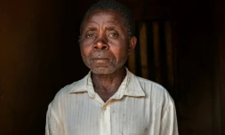 L'ancien otage Floribert Kambale Safari pose devant sa maison à Kayna, en République démocratique du Congo, le 15 juillet 2016