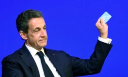 L'ancien président de la République Nicolas Sarkozy vote lors du Conseil national des Républicains à Paris le 7 novembre 2015