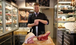 Le boucher Bastien Nicolas s'apprête à découper une côte de boeuf dans sa boucherie "Terroirs d'avenir", à Paris le 28 octobre 2015
