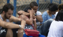 Des gens attendent des informations sur le sort de proches devant un centre de crise à Brumadinho au Brésil, le 26 janvier 2019, après la rupture d'un barrage