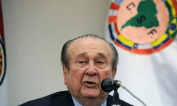 L'ex-président de la Conmebol Nicolas Leoz, s'exprimant devant les reporters au siège de la Confédération à Luque, le 23 avril 2017  