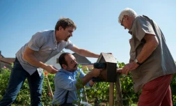 Benjamin Bois (g), et Mario Rega (d), inventeurs de la "Notipy Box", règlent le boîter qui protège des pesticides en clignotant lorsque la parcelle vient d'être traitée, chez le viticulteur Bertrand Darviot, le 2 mai 2018 à Mersault, en Bourgogne
