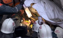 Photo fournie le 1er janvier 2019 par le ministÚre russe des Situations d'urgence, montrant le bébé retrouvé vivant sous les décombres d'un immeuble touché par une explosion de gaz à Magnitogorsk, dans l'Oural, en Russie
