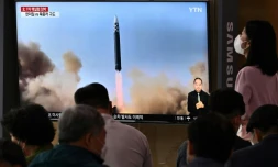Des images d'un tir de missile nord-coréen diffusées sur un écran dans une gare de Séoul, le 5 juin 2022 en Corée du Sud