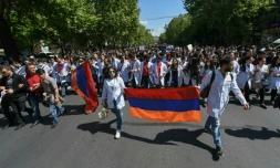 Des étudiants arméniens manifestent dans les rues d'Erevan le 23 avril 2018 contre le maintien au pouvoir comme Premier ministre de l'ancien président Serge Sarkissian