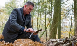 Le chef belge RenĂ© Mathieu dans la forĂȘt qui entoure son restaurant Ă Bourglinster, au Luxembourg, le 13 novembre 2020