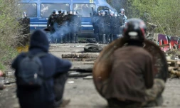 Des manifestants face aux policiers sur la ZAD de Notre-Dame-des-Landes, le 12 avril 2018