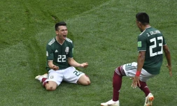 L'attaquant mexicain Hirving Lozano (g) exulte après son but contre l'Allemagne au Mondial, le 17 juin 2018 à Moscou