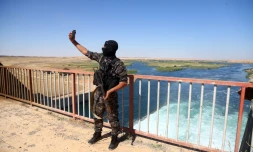 Un membre des forces se photographie devant le barrage de Tabqa en Syrie le 12 mai 2017