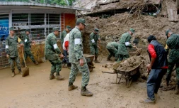 Des soldats mexicains aident à déblayer des maisons endommagées par les glissements de terrains provoquées par les pluies de la tempête Earl, dans la région de Xalapa dans l'Etat de Veracruz au Mexique, le 06 août 2016