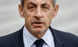 L'ancien président français Nicolas Sarkozy s'adresse à la presse à sa sortie d'une réunion au palais de l'Elysée, à Paris, le 25 février 2022