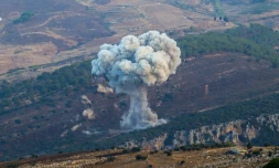 De la fumée s'élÚve du secteur de Marjayoun, dans le sud du Liban prÚs de la frontiÚre avec Israël, aprÚs une frappe israélienne, le 24 septembre 2024