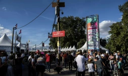 Des visiteurs traversent la "Place Maurice Audin" à la Fête de l'Humanité, à La Courneuve, près de Paris, le 15 septembre 2018
