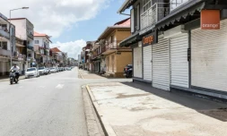 Magasins fermés avenue Général de Gaulle le 27 mars 2017 à Cayenne