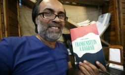 L'écrivain irakien Ahmed Saadawi pose avec son roman "Frankenstein a Bagdad" le 4 août 2016 à Bagdad