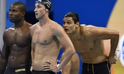 Les relayeurs français Mehdy Metella, Fabien Gilot et Florent Manaudou et Jérémy Stravius (non visible sur la photo), médaillés d'argent du 4x100 m nage libre, aux JO de Rio le 7 août 2016
