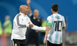 Le sélectionneur de l'Argentine, Jorge Sampaoli (à g.) et Lionel Messi, de dos, lors du match du Groupe D face au Nigeria à Saint-Pétersbourg, le 26 juin 2018 