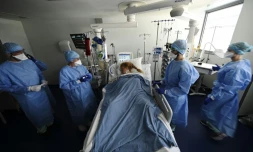 Le personnel médical autour d'un patient atteint du Covid-19 dans l'unité de soins intensifs des Hôpitaux universitaires de Strasbourg (HUS), le 28 juillet 2021