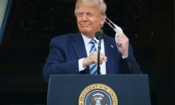 Le président américain Donald Trump s'exprime depuis la balcon de la Maison Blanche devant ses sympathisants le 10 octobre 2020