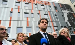 Le Premier ministre Gabriel Attal (C) et la nouvelle ministre du Travail, de la Santé et des Solidarités, Catherine Vautrin devant le centre hospitalier universitaire de Dijon, le 13 janvier 2024
