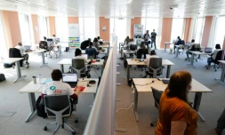 Les opérateurs téléphoniques sur le plateau du call center N-Allo à Bruxelles le 20 mai 2020, chargés de contacter les malades récemment testés positifs au coronavirus