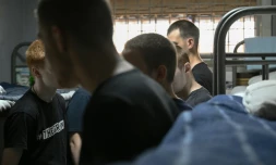 Des prisonniers de guerre russes dans une installation ukrainienne située dans un lieu non divulgué de la région de Soumy, le 19 août 2024, pendant une visite des médias