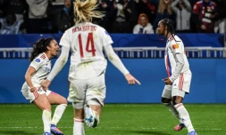 La joie de l'attaquante lyonnaise Melvine Malard (d), félicitée par ses coéquipiÚres, aprÚs avoir marqué le 2e but face à la Juventus Turin, lors du quart de finale retour de la Ligue des Champions, le 31 mars 2022 au Groupama Stadium à Décines-Charpieu