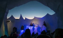 Des musiciens sur scÚne dans un igloo se produisent dans le cadre de l'Ice Music Festival prÚs du village de Finse, le 2 février 2018